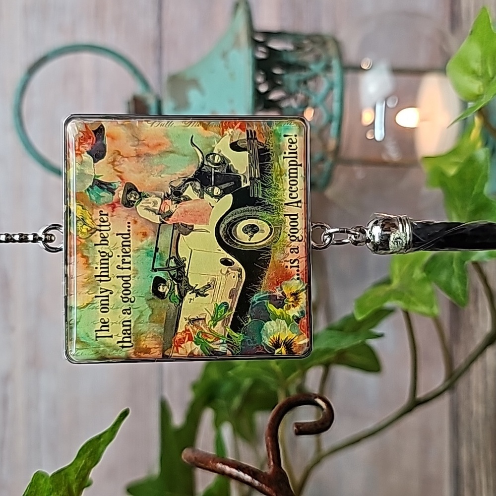 NEW THE ONLY THING BETTER THAN A GOOD FRIEND IS A GOOD ACCOMPLICE KEY CH…